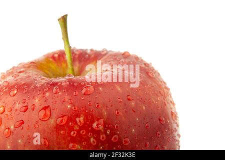 Teil eines roten Apfels mit Wassertropfen auf Weiß Stockfoto