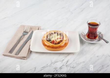 Türkische Küche Hackfleisch Mini Pizza. Blätterteig Mini Pizza mit Tomaten, Pfeffer und gehackt. Stockfoto