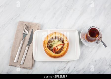 Türkische Küche Hackfleisch Mini Pizza. Blätterteig Mini Pizza mit Tomaten, Pfeffer und gehackt. Stockfoto