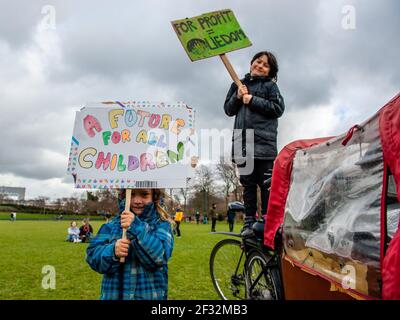 Kinder halten während der Demonstration Klimaplakate bereit.Mehr als 40 Städte in den Niederlanden organisierten einen lokalen Klimaalarm, um echte Lösungen und faire Klimapolitik zu fordern. In Amsterdam zählte die Veranstaltung auch mit der Anwesenheit der Künstlergruppe Red Rebels aus der Klimabewegung Extinction Rebellion. Während der Demonstration ertönte um 3:00 Uhr überall 1 Minuten lang der Klimaalarm. Stockfoto