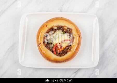 Türkische Küche Hackfleisch Mini Pizza. Blätterteig Mini Pizza mit Tomaten, Pfeffer und gehackt. Stockfoto