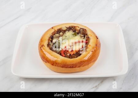 Türkische Küche Hackfleisch Mini Pizza. Blätterteig Mini Pizza mit Tomaten, Pfeffer und gehackt. Stockfoto