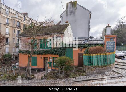 Paris, Frankreich - 02 26 2021: Montmartre. Das Kabarett Au Lapin Agile Stockfoto