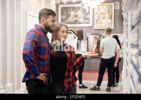 Junges Paar wählt Materialien für die Renovierung der neuen Wohnung im Geschäft. Stockfoto