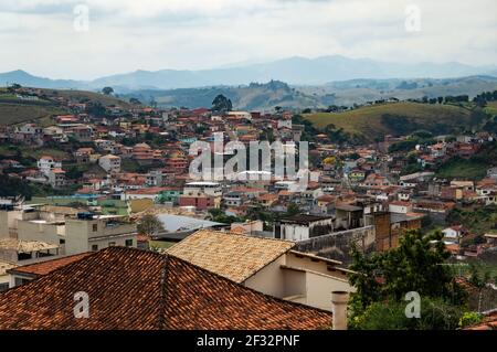 Nordost-Ansicht der bergigen Landschaft Region und Wohngebiet der Gemeinde Cunha in den Morgen als sah aus Atalho Guest House. Stockfoto