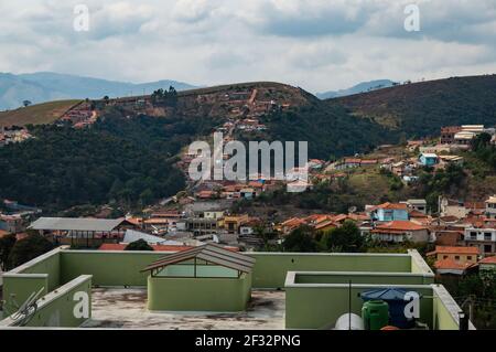 Ost-Ansicht der bergigen Landschaft Region und Wohngebiet der Gemeinde Cunha am Morgen als sah aus Atalho Guest House. Stockfoto