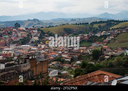 Nordost-Ansicht der bergigen Landschaft Region und Wohngebiet der Gemeinde Cunha in den Morgen als sah aus Atalho Guest House. Stockfoto