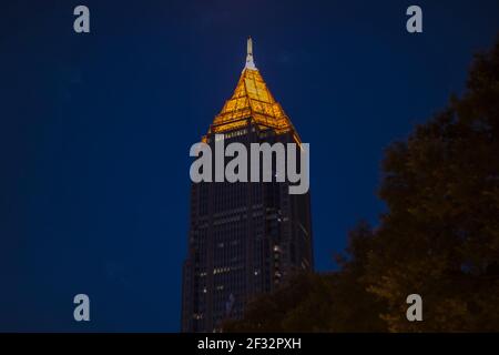 Atlanta, GA USA - 06 14 20: Downtown Atlanta Bank of America Plaza Wolkenkratzer bei Nacht Stockfoto