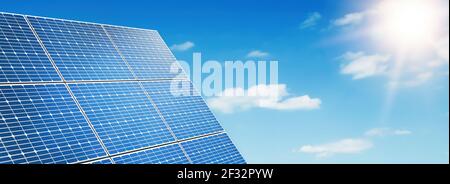 Solarpanel Illustration mit 3D Render und Himmel im Hintergrund. Photovoltaik, erneuerbare Energiequellen Konzept Stockfoto
