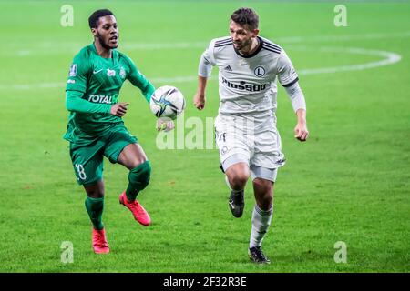 Makana Baku von Warta und Mateusz Wieteska von Legia sind während des polnischen PKO Ekstraklasa League-Spiels zwischen Legia Warszawa und Warta Poznan im Marschall Jozef Pilsudski Legia Warsaw Municipal Stadium in Aktion zu sehen.(Endstand; Legia Warszawa 3:2 Warta Poznan) Stockfoto