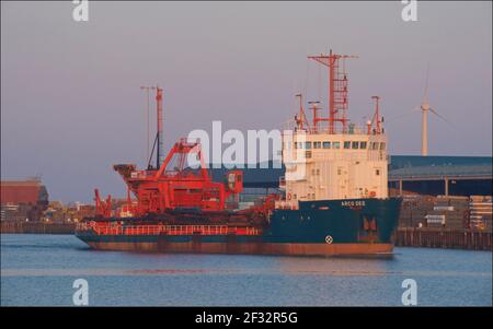 Shoreham Harbour, England, Großbritannien. Die ARCO DEE ist ein Suction Dredger, der 1990 gebaut wurde und unter der Flagge von Großbritannien segelt. Stockfoto