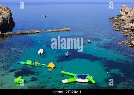 Panoramablick auf Anchor Bay, Teil des Filmset des Musicals "Popeye" von 1980, derzeit Themenpark in Mellieha, Malta Stockfoto