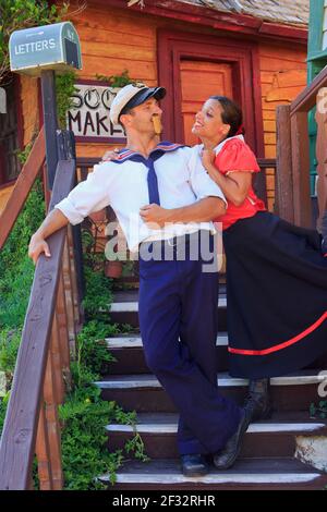 Popeye the Sailor man und Olive Oyl im Popeye Village aka Sweethaven Village (Filmset des Musicals "Popeye" aus dem Jahr 1980) in Mellieha, Malta Stockfoto