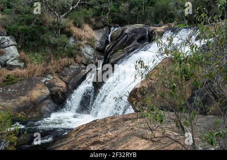 Der Pimenta-Wasserfall fließt über die Haupttropffelsen im mittleren Sea Ridge (Serra do Mar) Wald, Cunha Land Stockfoto