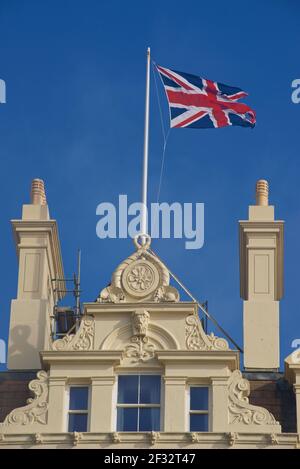 Architektonisches Detail des Grand Hotels mit Fahnenmast vor blauem Himmel. Brighton, East Sussex, England, Großbritannien. Stockfoto