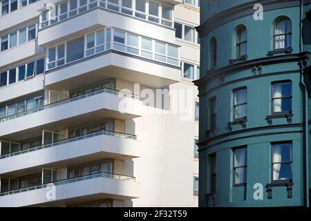 Architektonisches Detail der Regency-Architektur am unteren Rand der Preston Street (rechts) und das moderne Gebäude, das das Bedford Hotel ersetzt (links, fast ein Holiday Inn). Jutapositions von alt und neu. Brighton, East Sussex, England, Großbritannien. Stockfoto