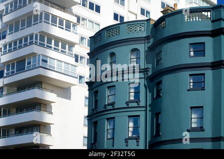 Architektonisches Detail der Regency-Architektur am unteren Rand der Preston Street (rechts) und das moderne Gebäude, das das Bedford Hotel ersetzt (links, fast ein Holiday Inn). Jutapositions von alt und neu. Brighton, East Sussex, England, Großbritannien. Stockfoto