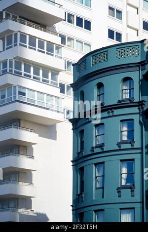 Architektonisches Detail der Regency-Architektur am unteren Rand der Preston Street (rechts) und das moderne Gebäude, das das Bedford Hotel ersetzt (links, fast ein Holiday Inn). Jutapositions von alt und neu. Brighton, East Sussex, England, Großbritannien. Stockfoto