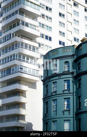 Architektonisches Detail der Regency-Architektur am unteren Rand der Preston Street (rechts) und das moderne Gebäude, das das Bedford Hotel ersetzt (links, fast ein Holiday Inn). Jutapositions von alt und neu. Brighton, East Sussex, England, Großbritannien. Stockfoto