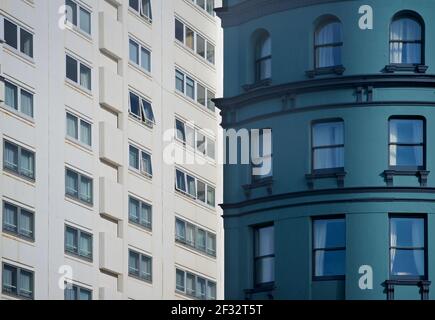 Architektonisches Detail der Regency-Architektur am unteren Rand der Preston Street (rechts) und das moderne Gebäude, das das Bedford Hotel ersetzt (links, fast ein Holiday Inn). Jutapositions von alt und neu. Brighton, East Sussex, England, Großbritannien. Stockfoto