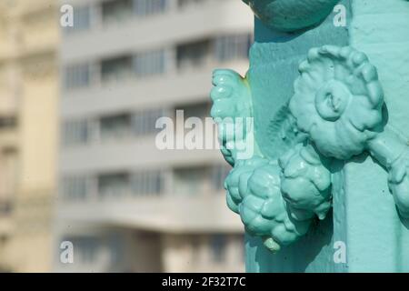 Detail der verpainted viktorianischen gusseisernen Lampe Post mit Embassy Court Beyond, Brighton, England, Großbritannien. Stockfoto