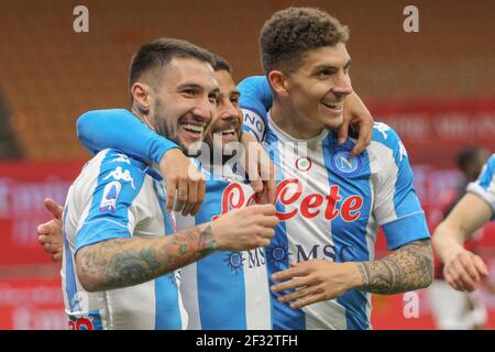 SSC Napoli italienischen Stürmer Matteo Politano feiert nach einem Tor mit SSC Napoli italienischen Stürmer Lorenzo Insigne und SSC Napoli italienischen Verteidiger Giovanni Di Lorenzo während der Serie A Fußballspiel zwischen SSC Napoli und AC Mailand im San Siro Stadium, Neapel, Italien, am 14. März 2021 Stockfoto