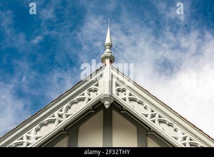 Detailbild von einem verzierten Giebel und Kirchturm Stockfoto