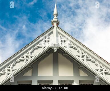 Detailbild von einem verzierten Giebel und Kirchturm Stockfoto