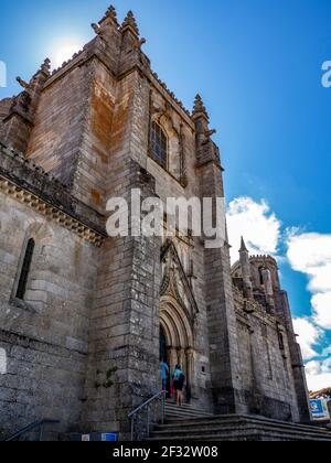 Guarda, Portugal; August 2020: Detail einer der Türen der Kathedrale der mittelalterlichen Stadt Guarda in Portugal Stockfoto