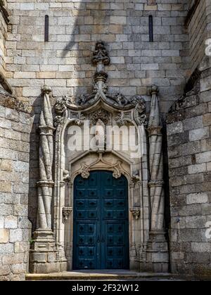 Guarda, Portugal; August 2020: Detail einer der Türen der Kathedrale der mittelalterlichen Stadt Guarda in Portugal Stockfoto