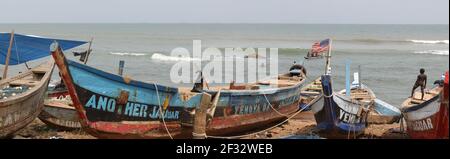Fischerdorf Strand Küste in der Nähe von Accra Ghana. Alte handgemachte Fischerboote. Boote von Hand bauen. Schlechte sanitäre Einrichtungen, schlechte Nachbarschaften. Stockfoto
