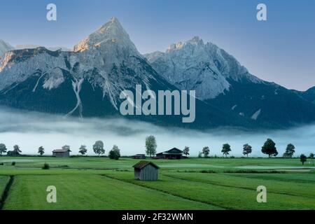 Morgennebel Auf Den Wettersteingebirge In Tirol Stockfoto