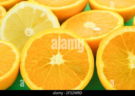 Saftige geschnittene Orangen und Zitronen Obst Hintergrund, saisonale Zitrusfrüchte, gesunde Ernährung Stockfoto