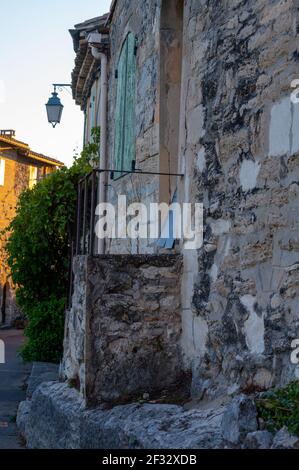 Alte Gebäude und enge Gassen in der mittelalterlichen Stadt Villeneuve les Avignon im Sommer, Tourismus in Frankreich Stockfoto