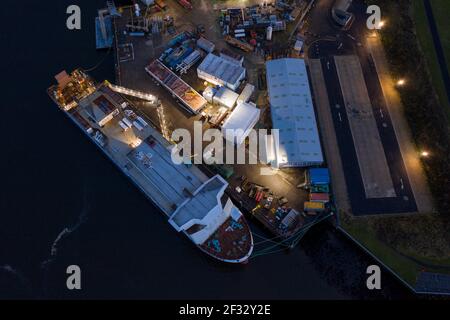 Port Glasgow, Schottland, Großbritannien. März 2021, 14th. Im Bild: Drohnenfotografie Luftaufnahme der Caledonian MacBrayne (CalMac) Fähre namens Glen Sannox, schwimmt im Firth of Clyde noch in der Herstellung. Das jetzt im Besitz der schottischen Regierung befindliche Projekt ist überfällig, wird aber voraussichtlich im kommenden Jahr an Caledonian MacBrayne geliefert werden. COVID19 Abschaltungen haben den bereits überbudgetlichen Fährkosten zusätzliche Kosten von £4,3m hinzugefügt. Quelle: Colin Fisher/Alamy Live News Stockfoto