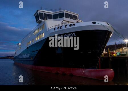 Port Glasgow, Schottland, Großbritannien. März 2021, 14th. Im Bild: Drohnenfotografie Luftaufnahme der Caledonian MacBrayne (CalMac) Fähre namens Glen Sannox, schwimmt im Firth of Clyde noch in der Herstellung. Das jetzt im Besitz der schottischen Regierung befindliche Projekt ist überfällig, wird aber voraussichtlich im kommenden Jahr an Caledonian MacBrayne geliefert werden. COVID19 Abschaltungen haben den bereits überbudgetlichen Fährkosten zusätzliche Kosten von £4,3m hinzugefügt. Quelle: Colin Fisher/Alamy Live News Stockfoto