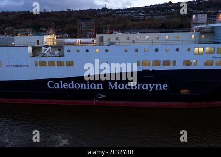 Port Glasgow, Schottland, Großbritannien. März 2021, 14th. Im Bild: Drohnenfotografie Luftaufnahme der Caledonian MacBrayne (CalMac) Fähre namens Glen Sannox, schwimmt im Firth of Clyde noch in der Herstellung. Das jetzt im Besitz der schottischen Regierung befindliche Projekt ist überfällig, wird aber voraussichtlich im kommenden Jahr an Caledonian MacBrayne geliefert werden. COVID19 Abschaltungen haben den bereits überbudgetlichen Fährkosten zusätzliche Kosten von £4,3m hinzugefügt. Quelle: Colin Fisher/Alamy Live News Stockfoto