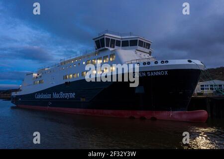 Port Glasgow, Schottland, Großbritannien. März 2021, 14th. Im Bild: Drohnenfotografie Luftaufnahme der Caledonian MacBrayne (CalMac) Fähre namens Glen Sannox, schwimmt im Firth of Clyde noch in der Herstellung. Das jetzt im Besitz der schottischen Regierung befindliche Projekt ist überfällig, wird aber voraussichtlich im kommenden Jahr an Caledonian MacBrayne geliefert werden. COVID19 Abschaltungen haben den bereits überbudgetlichen Fährkosten zusätzliche Kosten von £4,3m hinzugefügt. Quelle: Colin Fisher/Alamy Live News Stockfoto