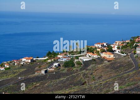 Häuser von La Palma vor dem blauen Meer Stockfoto