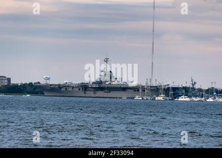 Die USS Yorktown fotografiert von der anderen Seite der Bucht von Charleston Stockfoto