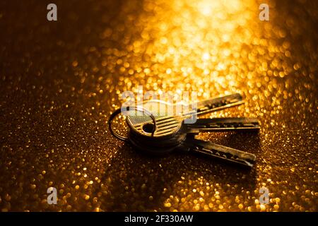 Schlüssel auf goldenem Hintergrund Stockfoto