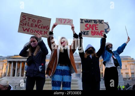 LONDON - 14th. MÄRZ 2021: Protest auf dem Trafalgar Square gegen Polizeibrutalität und für Frauenrechte. Als Reaktion auf den Mord an Sarah Everard. Stockfoto