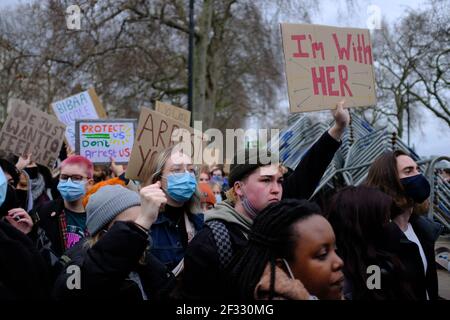 LONDON - 14th. MÄRZ 2021: Protest vor New Scotland Yard gegen Polizeibrutalität und für Frauenrechte. Stockfoto