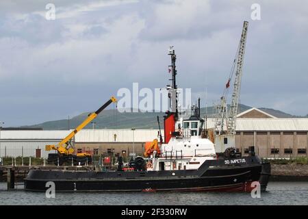 SD Impetus, ein von Serco Marine Services betriebenes Schlepper der Impulse-Klasse in Great Harbour, Greenock, auf dem Firth of Clyde. Stockfoto