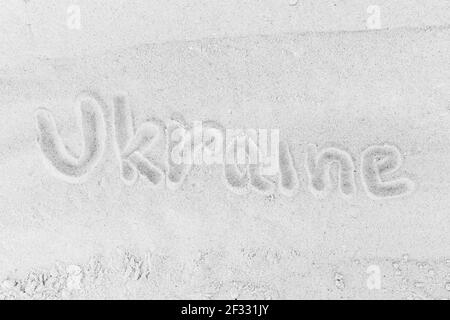 Das Wort ukrainische Zeichen oder Symbol auf weißen Strand Sand in der Nähe geschrieben.