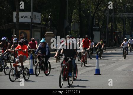 Mexiko-Stadt, Mexiko. März 2021, 14th. Die Fahrradtour, die jeden Sonntag in der Stadt stattfindet, ist endlich geöffnet, nachdem sie ein Jahr lang wegen des Coronavirus-Ausbruchs abgesagt wurde, können wir sehen, wie die sanitären Maßnahmen ergriffen wurden. Masken, Desinfektionsmittel und alle Fahrräder, die gereinigt werden. Quelle: Andrea Quintero/Alamy Live News Stockfoto