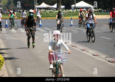 Mexiko-Stadt, Mexiko. März 2021, 14th. Die Fahrradtour, die jeden Sonntag in der Stadt stattfindet, ist endlich geöffnet, nachdem sie ein Jahr lang wegen des Coronavirus-Ausbruchs abgesagt wurde, können wir sehen, wie die sanitären Maßnahmen ergriffen wurden. Masken, Desinfektionsmittel und alle Fahrräder, die gereinigt werden. Quelle: Andrea Quintero/Alamy Live News Stockfoto