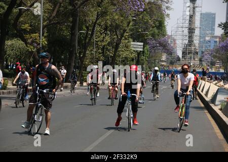 Mexiko-Stadt, Mexiko. März 2021, 14th. Die Fahrradtour, die jeden Sonntag in der Stadt stattfindet, ist endlich geöffnet, nachdem sie ein Jahr lang wegen des Coronavirus-Ausbruchs abgesagt wurde, können wir sehen, wie die sanitären Maßnahmen ergriffen wurden. Masken, Desinfektionsmittel und alle Fahrräder, die gereinigt werden. Quelle: Andrea Quintero/Alamy Live News Stockfoto