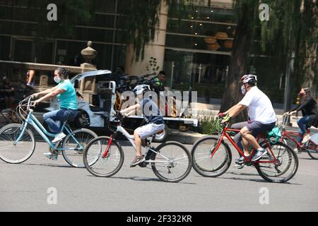 Mexiko-Stadt, Mexiko. März 2021, 14th. Die Fahrradtour, die jeden Sonntag in der Stadt stattfindet, ist endlich geöffnet, nachdem sie ein Jahr lang wegen des Coronavirus-Ausbruchs abgesagt wurde, können wir sehen, wie die sanitären Maßnahmen ergriffen wurden. Masken, Desinfektionsmittel und alle Fahrräder, die gereinigt werden. Quelle: Andrea Quintero/Alamy Live News Stockfoto