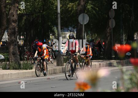 Mexiko-Stadt, Mexiko. März 2021, 14th. Die Fahrradtour, die jeden Sonntag in der Stadt stattfindet, ist endlich geöffnet, nachdem sie ein Jahr lang wegen des Coronavirus-Ausbruchs abgesagt wurde, können wir sehen, wie die sanitären Maßnahmen ergriffen wurden. Masken, Desinfektionsmittel und alle Fahrräder, die gereinigt werden. Quelle: Andrea Quintero/Alamy Live News Stockfoto